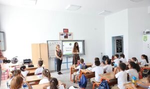 Çeşme Belediyesi’nden ilkokula başlayan öğrencilere hoş geldin hediyesi