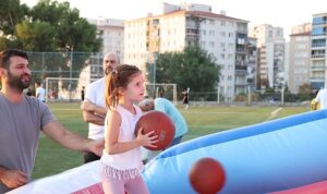 Çiğli Belediyesi’nin Şişme Oyun Parkı Mahalle Mahalle Çocuklarla Buluşuyor