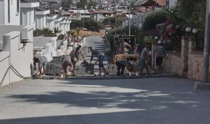 Didim Belediyesi Akbük’te parka taşı döşeme çalışmalarını sürdürüyor