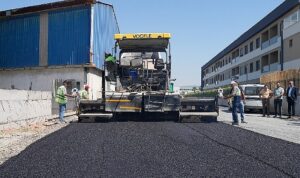 Gaziemir’de asfaltlama atağı: 4 bin 470 ton asfaltla yollar yenileniyor