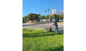 Kemer’de parklarda çim biçme çalışmaları