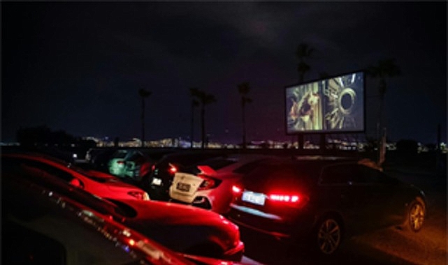 İnciraltı’nda arabada sinema keyfi