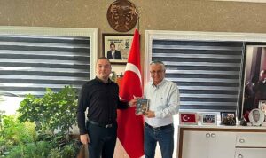Balıca, yeni kitabını Başkan Topaloğlu’na takdim etti