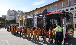 Başkan Altay: “Nezaket Otobüsü ile Öğrencilere Trafikte Saygıyı, Hoşgörüyü ve Nezaketin Önemini Anlatıyoruz”