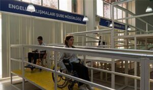 İzmir’de empati parkuru: Engelleri deneyimleyerek fark ediyorlar
