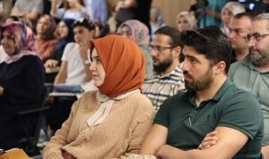 Yenişehirlioğlu, Kocaeli Kitap Fuarı’nda konuştu;  “İnsan, özünden uzaklaştığında kaybolur”